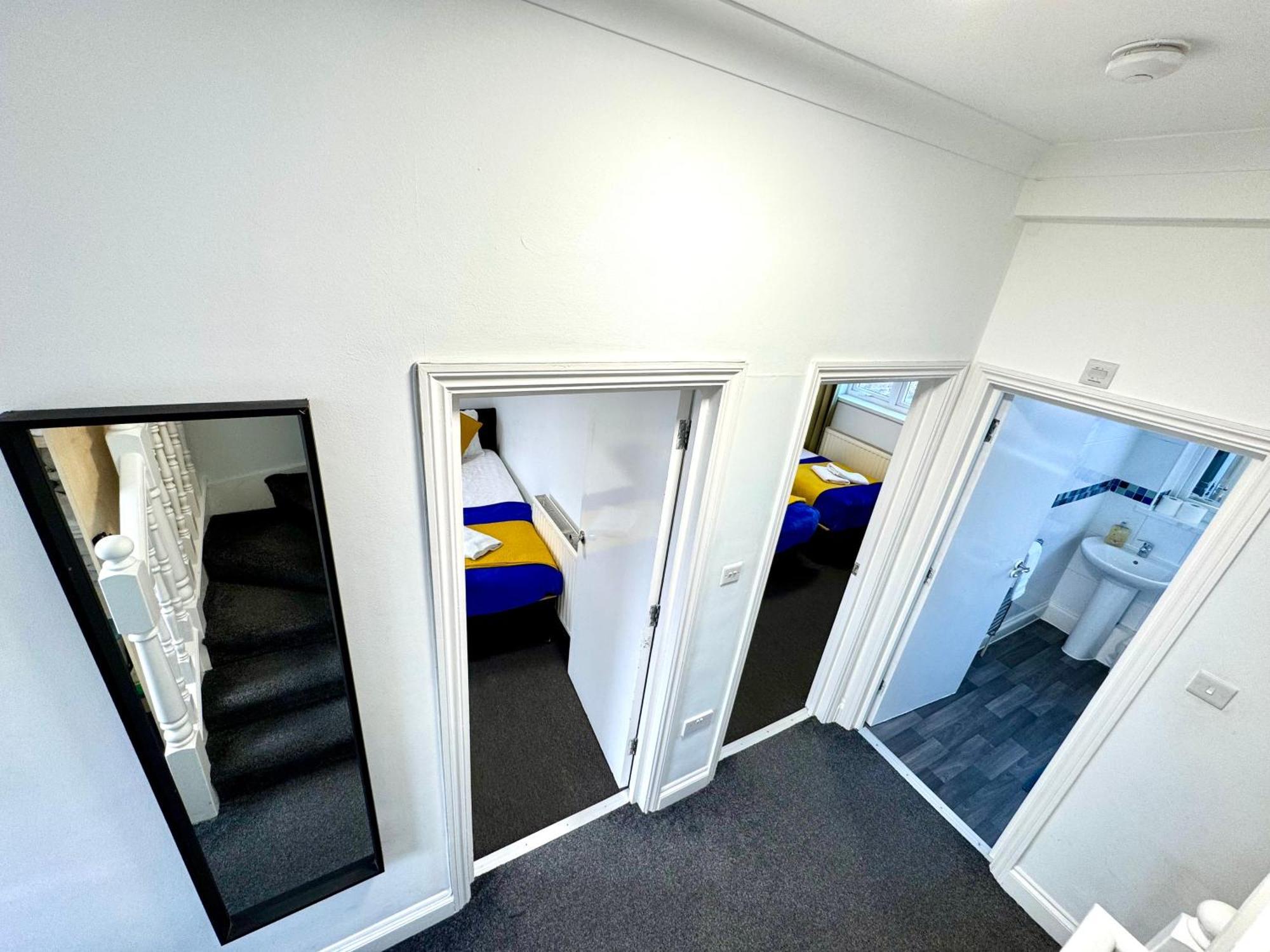 3 Bedrooms Spacious House, Separate Reception, 2 Full Bathrooms, Parking, Garden Londra Exterior foto