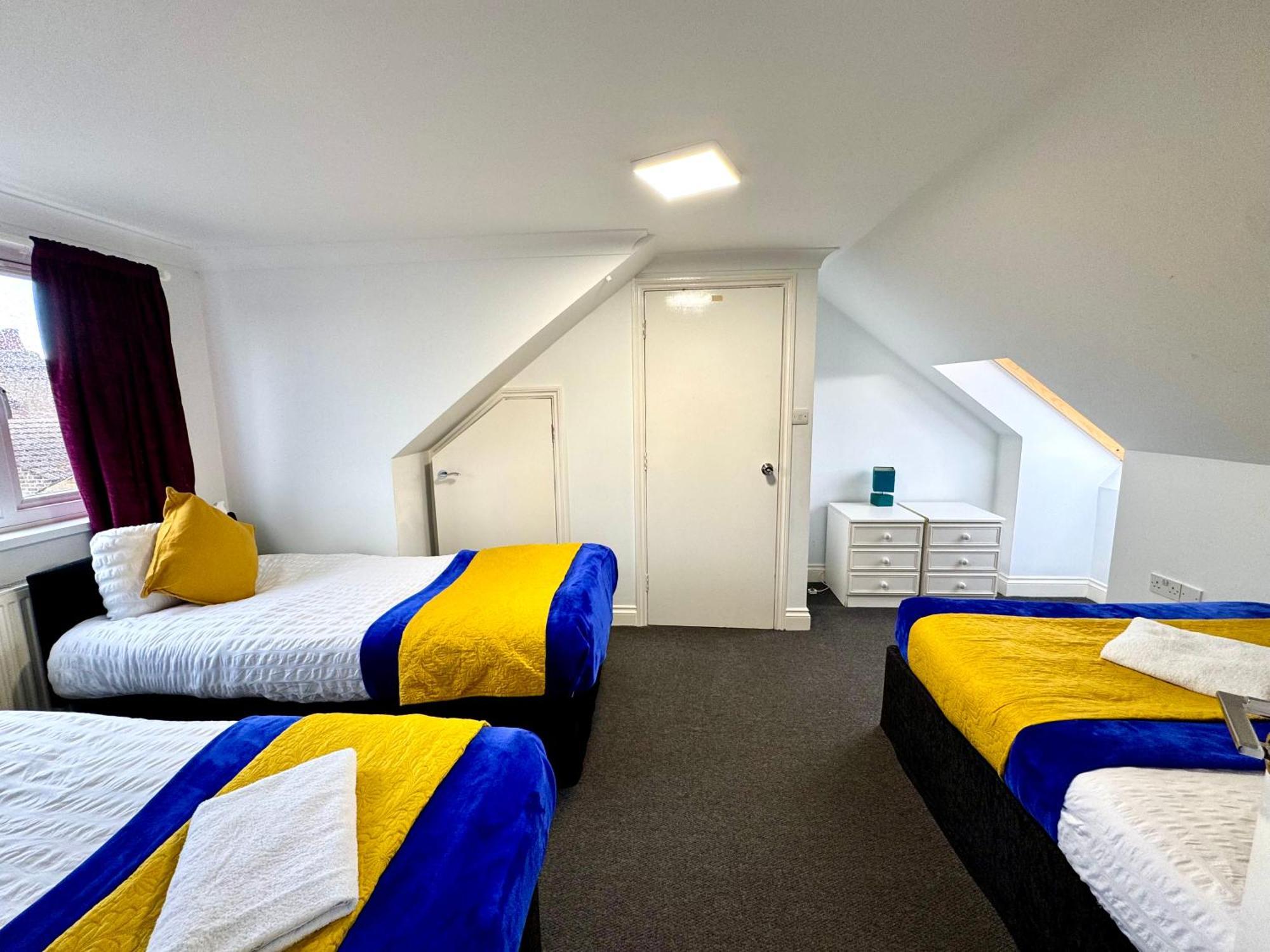 3 Bedrooms Spacious House, Separate Reception, 2 Full Bathrooms, Parking, Garden Londra Exterior foto