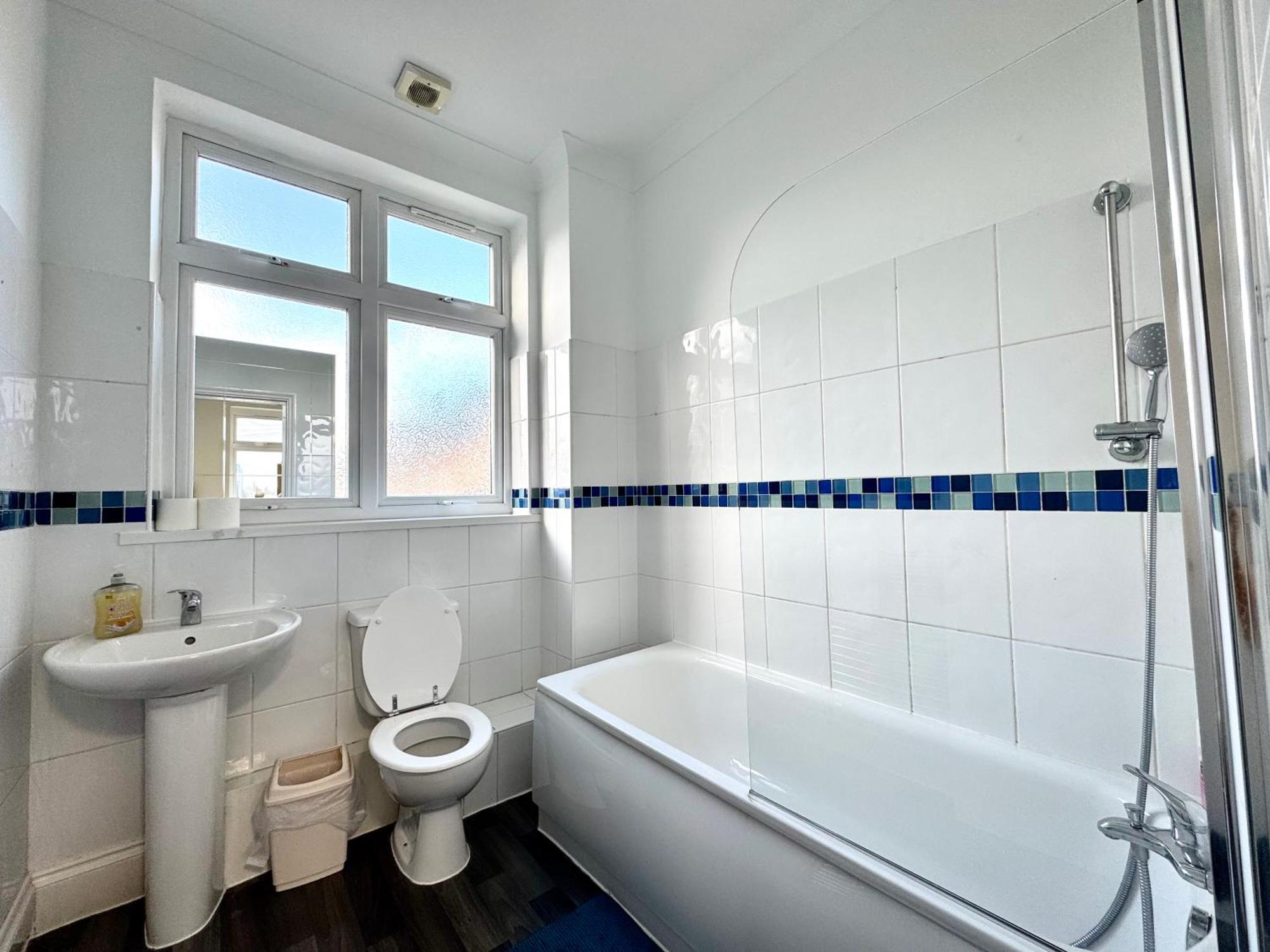 3 Bedrooms Spacious House, Separate Reception, 2 Full Bathrooms, Parking, Garden Londra Exterior foto
